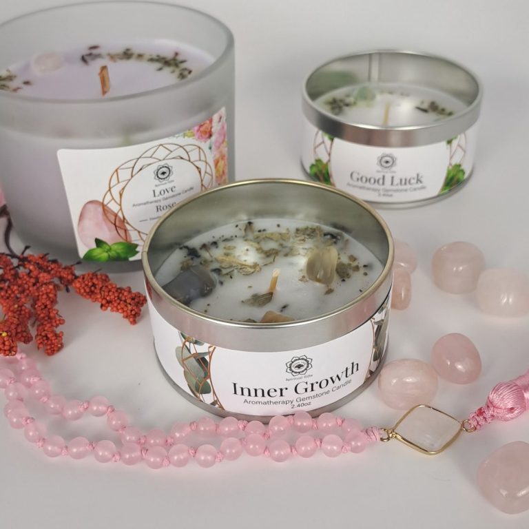 Bougies blanches allumées Bougies blanches allumées avec des serviettes et des plantes en arrière-plan.