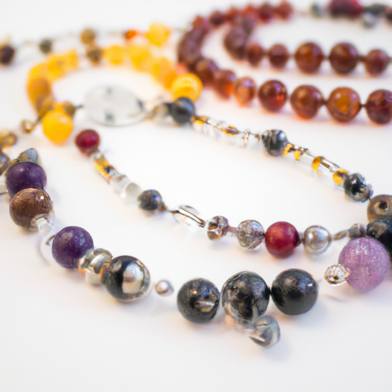Colliers et bracelets en pierres naturelles Colliers et bracelets en perles multicolores avec des pierres semi-précieuses et un fermoir.